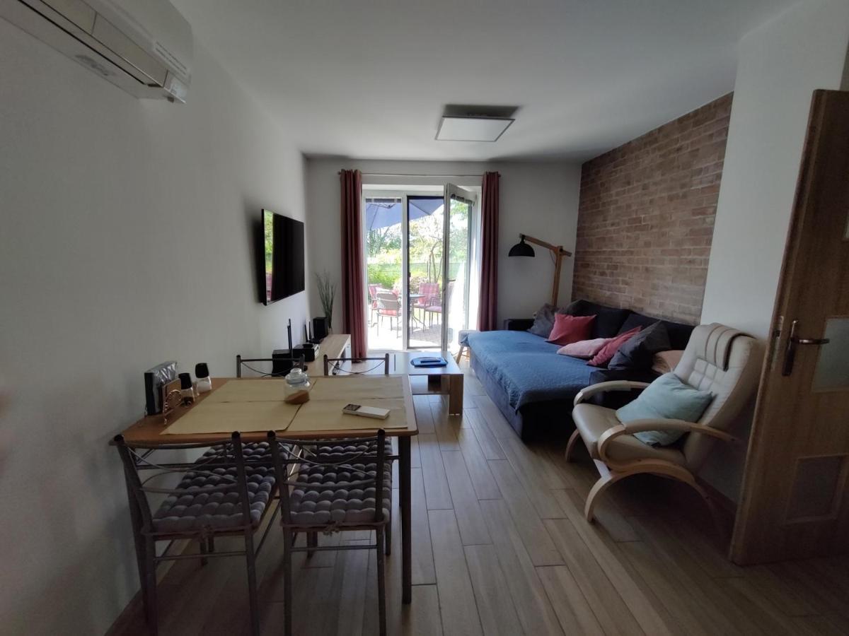 Apartman Pod Lipou - Samostatny Objekt Jaroměř エクステリア 写真